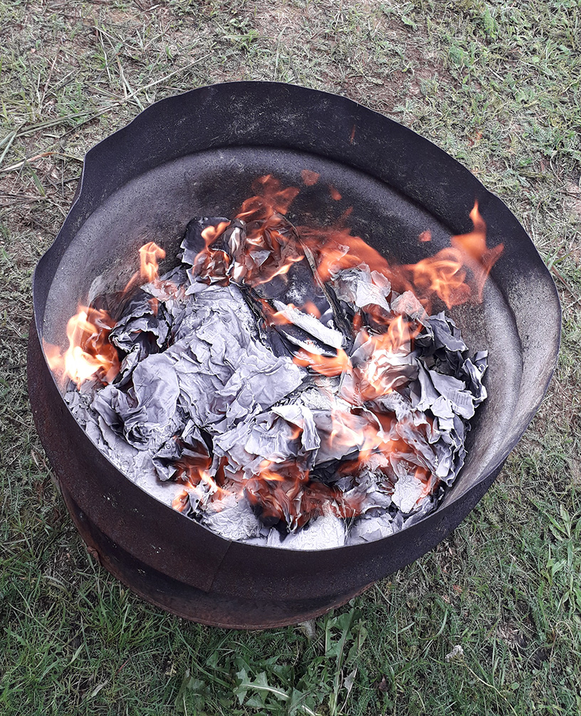 Arkussa oleva ruumis valkoisen liinan alla.