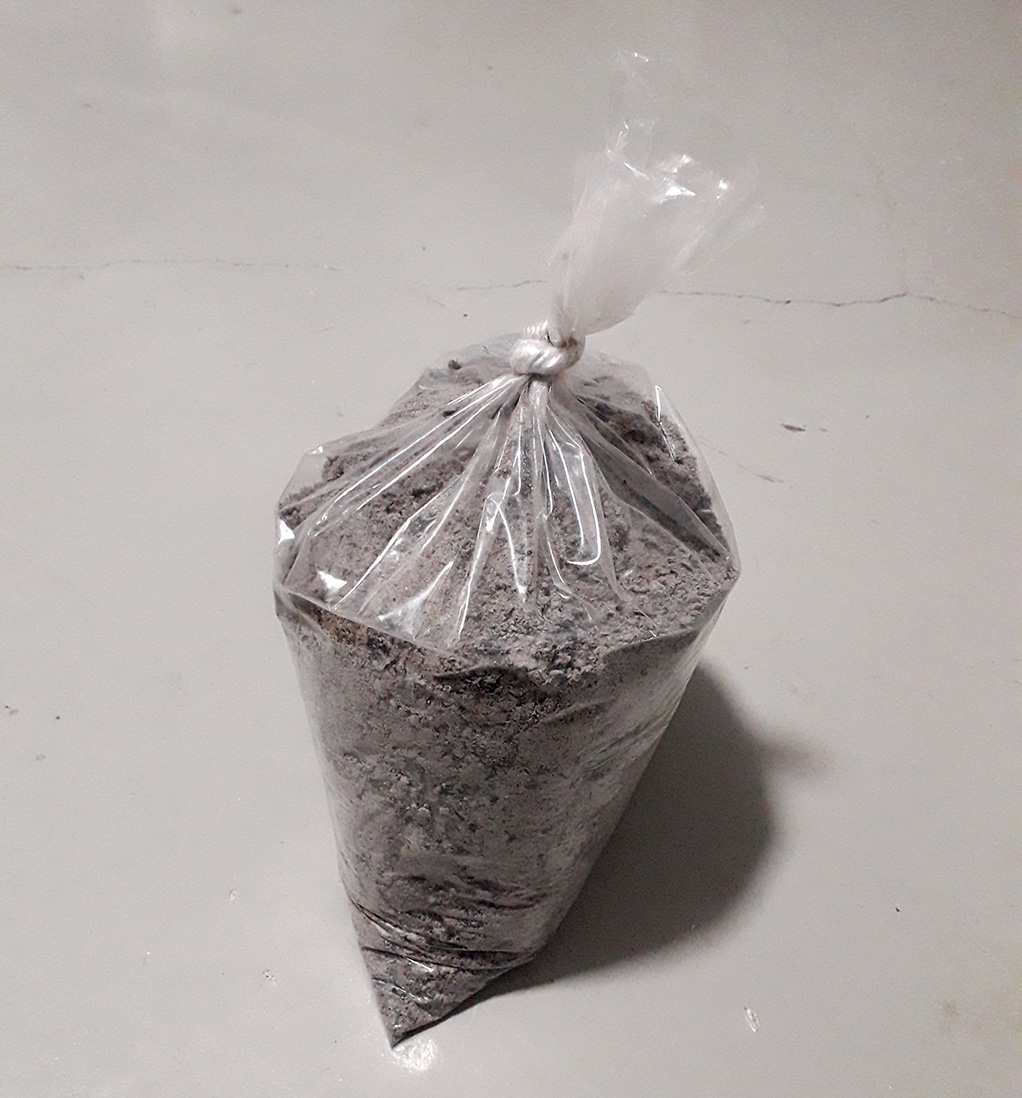 Erik äitinsä hautajaisissa kukkalaite käsissään.