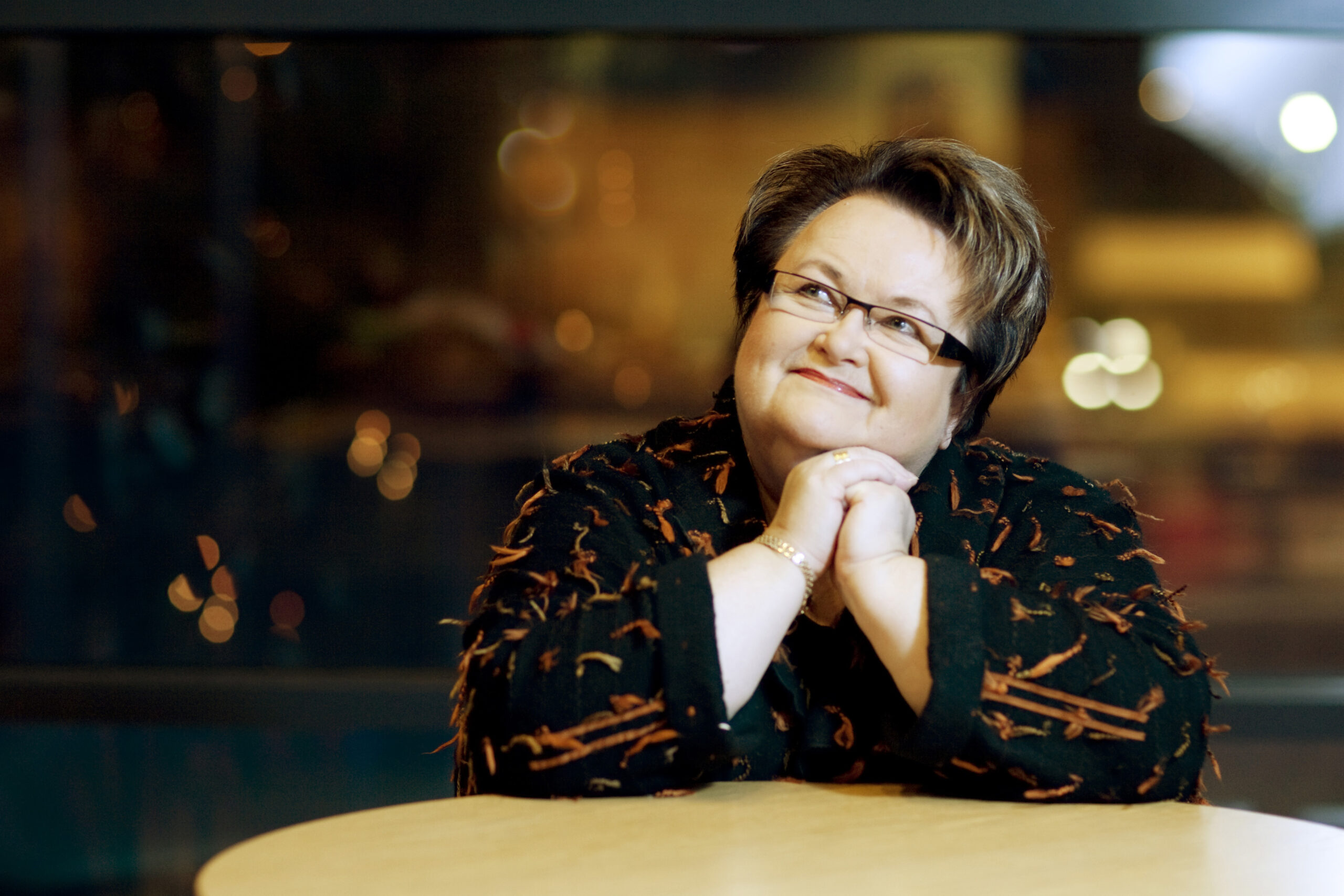 Henkilökuvassa Aino Suhola.