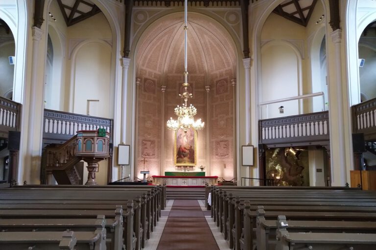 Aleksanterin kirkon kirkkosali.