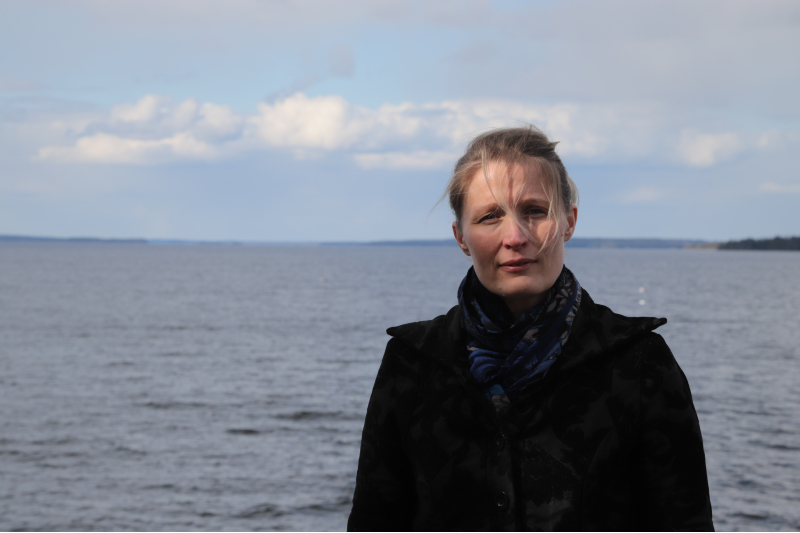Reetta Huttunen järven äärellä.