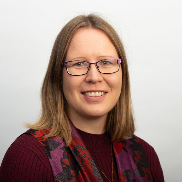 Henkilökuvassa Outi Hakola.