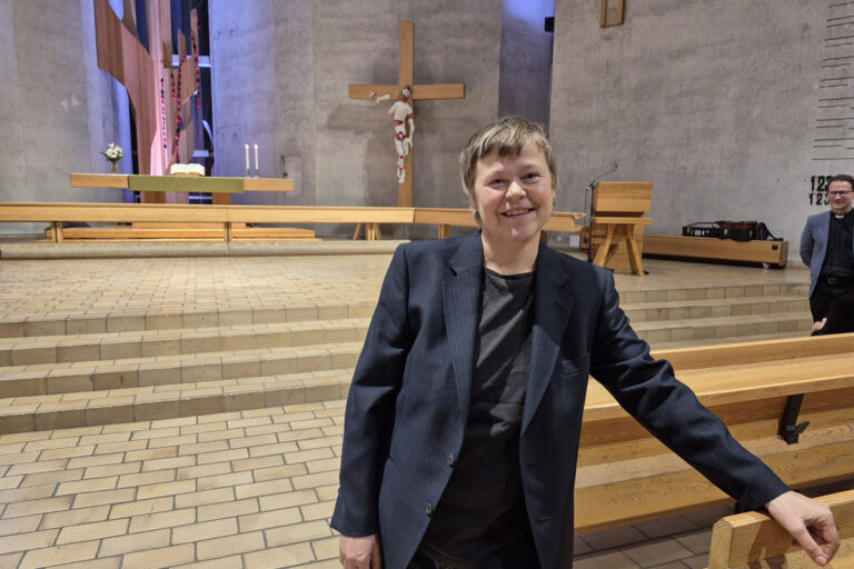 Pauliina Turakka Purhonen Kalevan kirkossa, taustalla alttari.