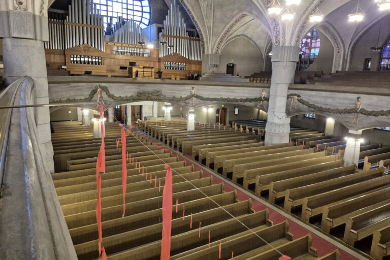 Punaisia nauhoja ripustettuna Tampereen tuomiokirkon kirkkosaliin.