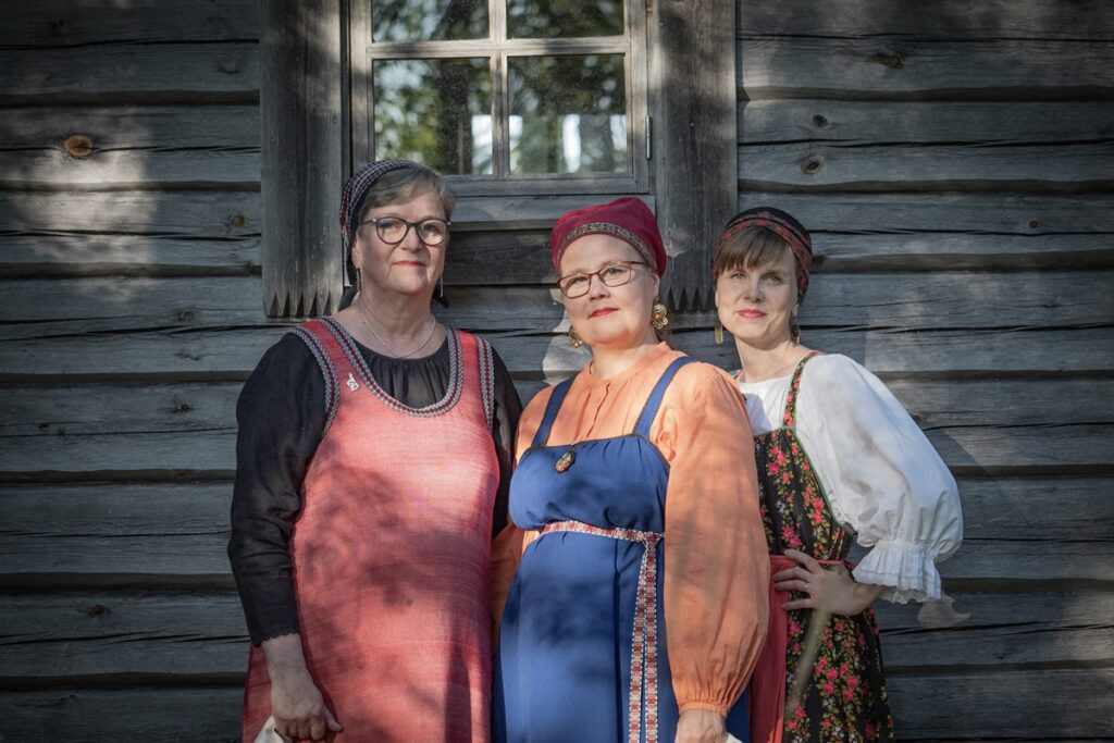 Surento-yhtyeen kolme naista, Liisa Matveinen, Emilia Kallonen ja Emmi Kuittinen.