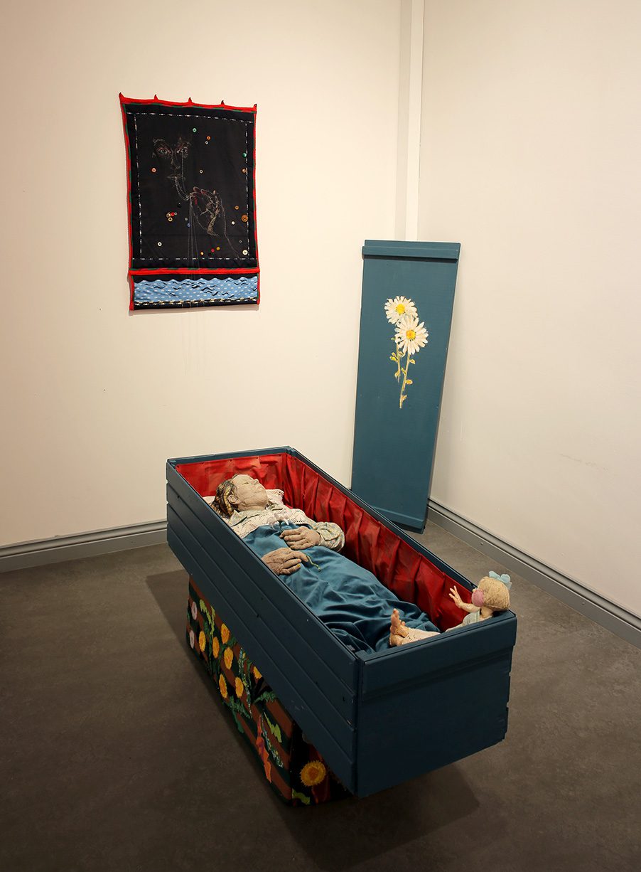 Virta (seinällä), 2024, tekstiili ja Äiti, 2021, tekstiili, puu.