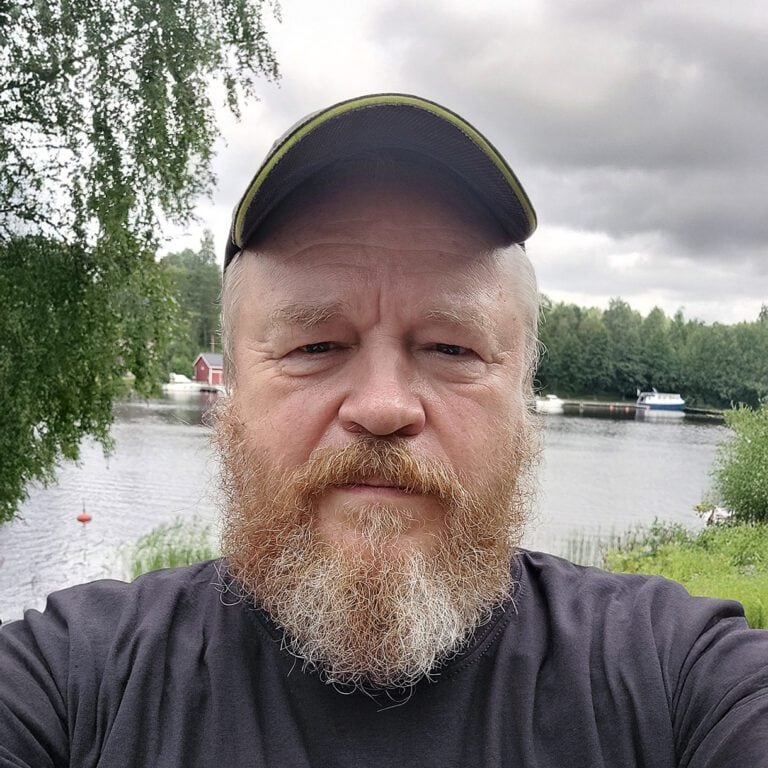 Pastori Jussi Holopainen joen rannalla.