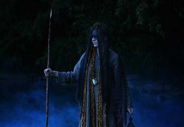 Tummalla taustalla hahmo Tuonelan Tytti.