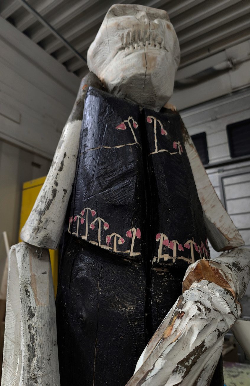 Kuolema pukeutuu juhlaan (maalattu puu, työkuva), 2025.