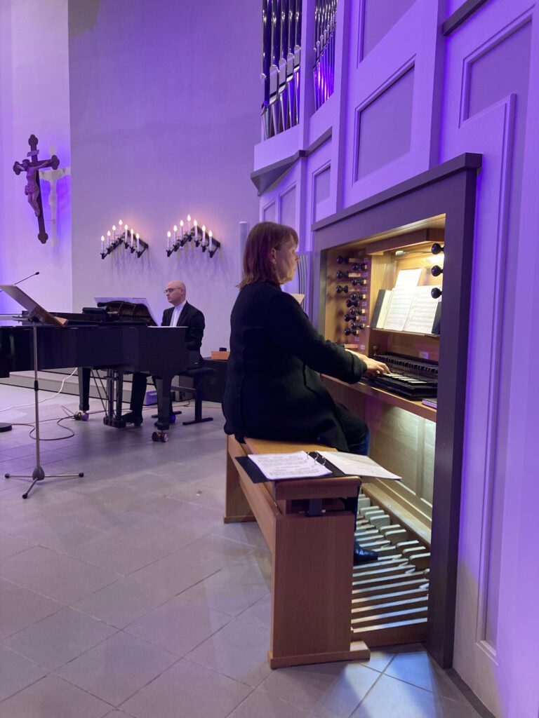 Tarja Laitinen soittaa urkuja Pispalan kirkossa.