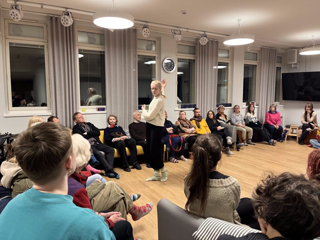 Tanssiesitys Pispalan kirkon Kuolemaklubilla.