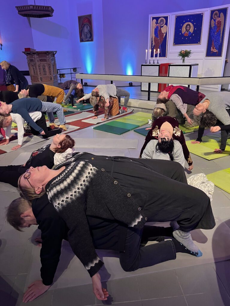 Kehollisia kuolemaharjoituksia Pispalan kirkon Kuolemaklubilla.