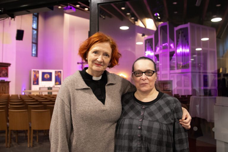 Kuolevaisen tuottajat Jaana Rantala ja Minna Havukainen Pispalan kirkossa.