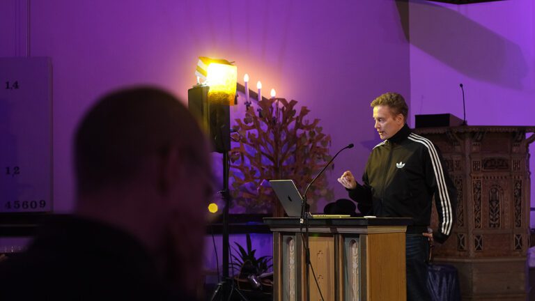 Teemu Mäki tunnelmallisesti valaistussa Pispalan kirkossa.