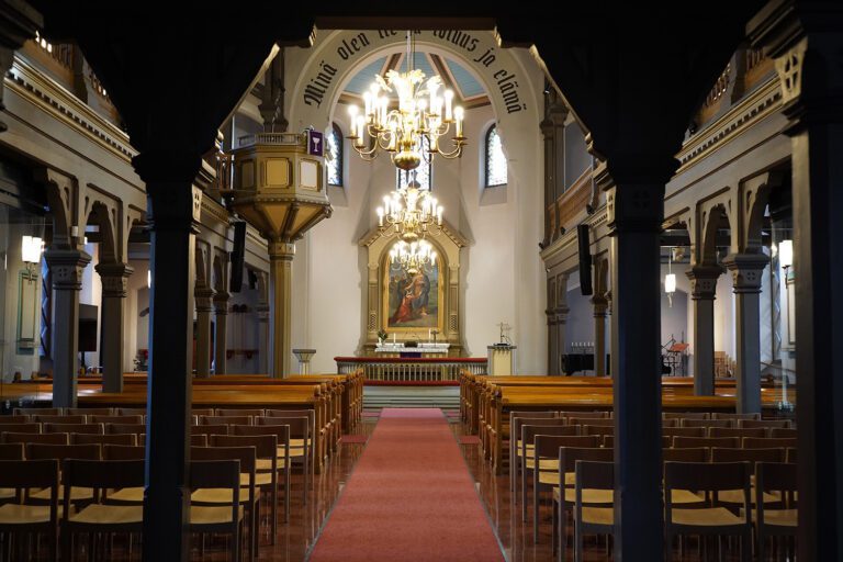 Messukylän kirkon kirkkosali.