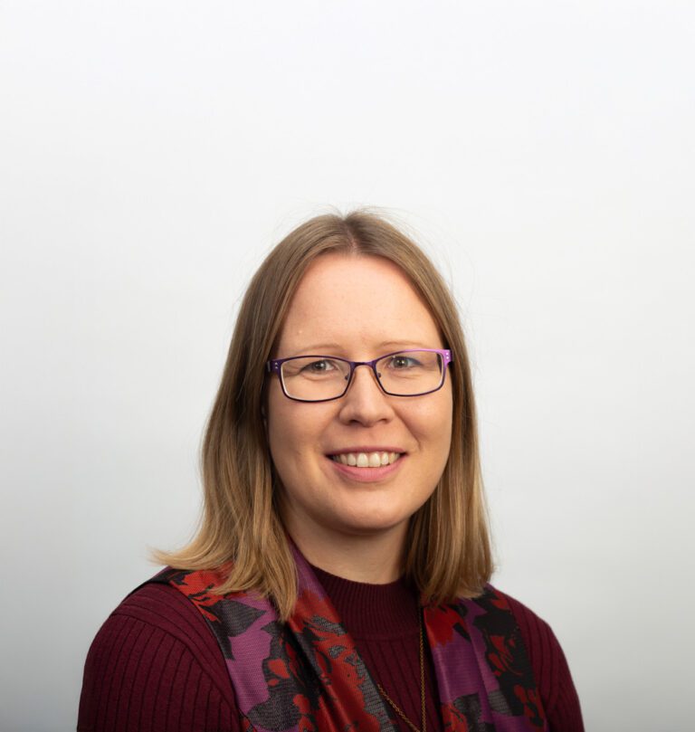 Tutkija Outi Hakola.