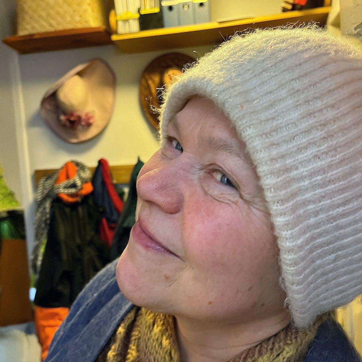 Taiteilija Pauliina Turakka Purhonen valkoinen pipo päässä.