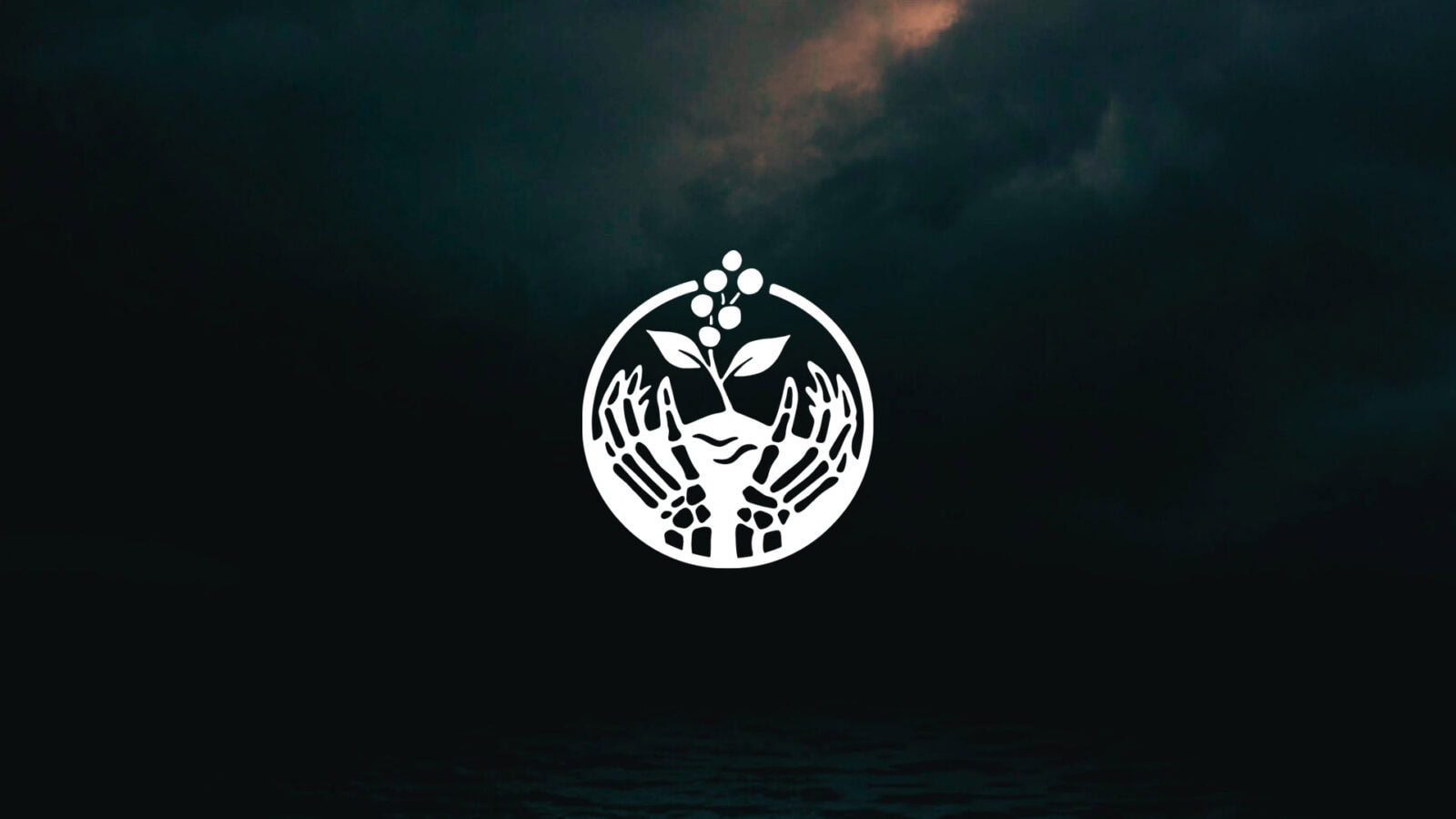 Kuolevainen -taidetapahtuman logo tummaa taivasta vasten.