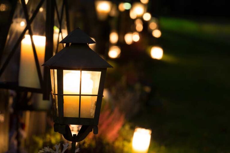 Lyhtyjä pimeällä hautausmaalla.