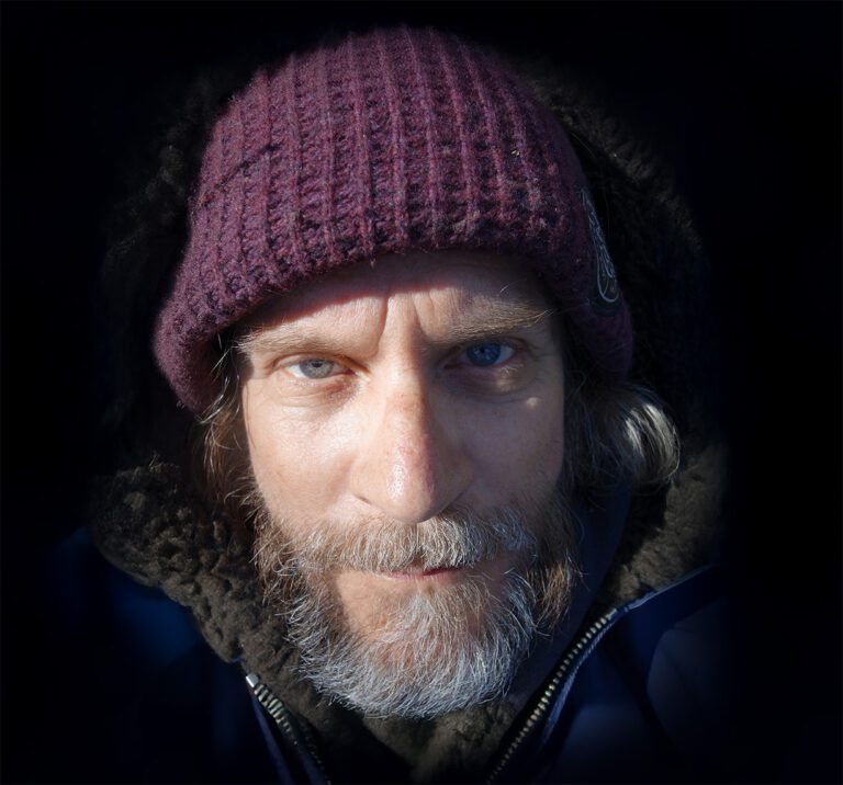 Taiteilija Reima Hirvonen pipo päässä.