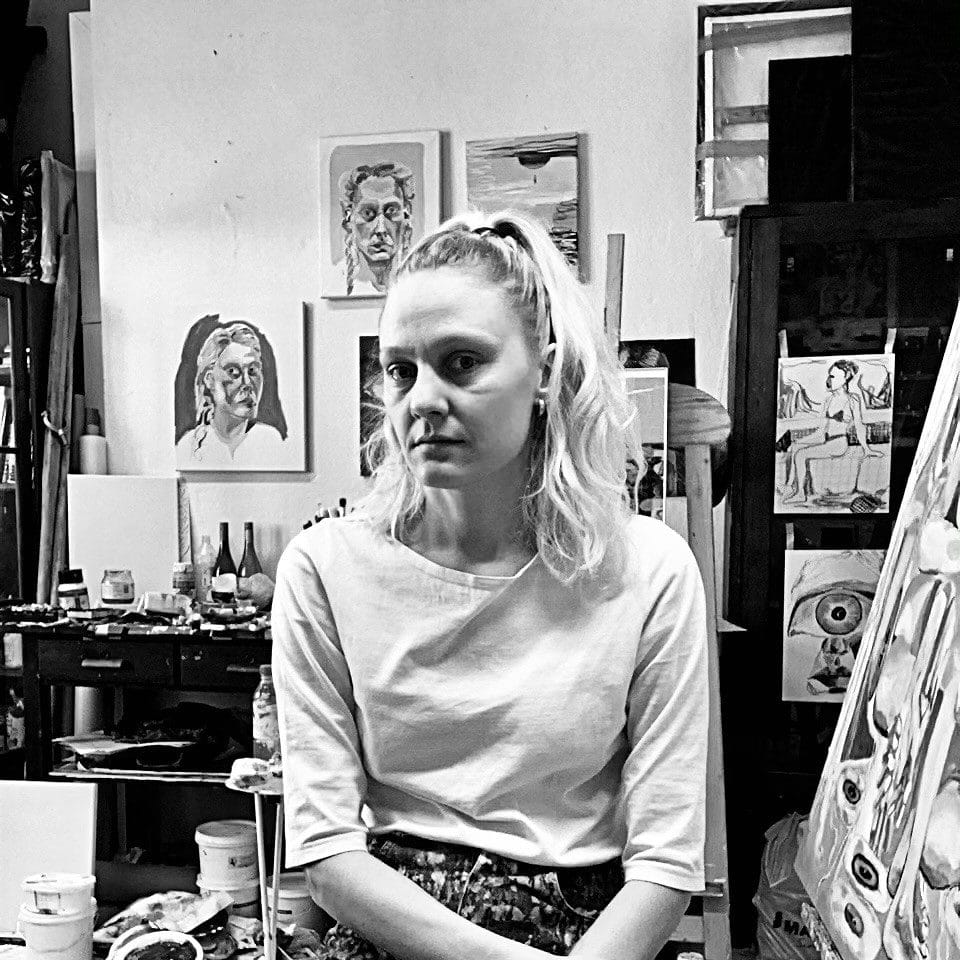 Kuvataiteilija Siiri Haarla studiollaan.