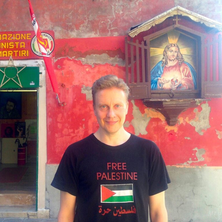 Taiteilija Teemu Mäki Free Palestine -t-paidassa.