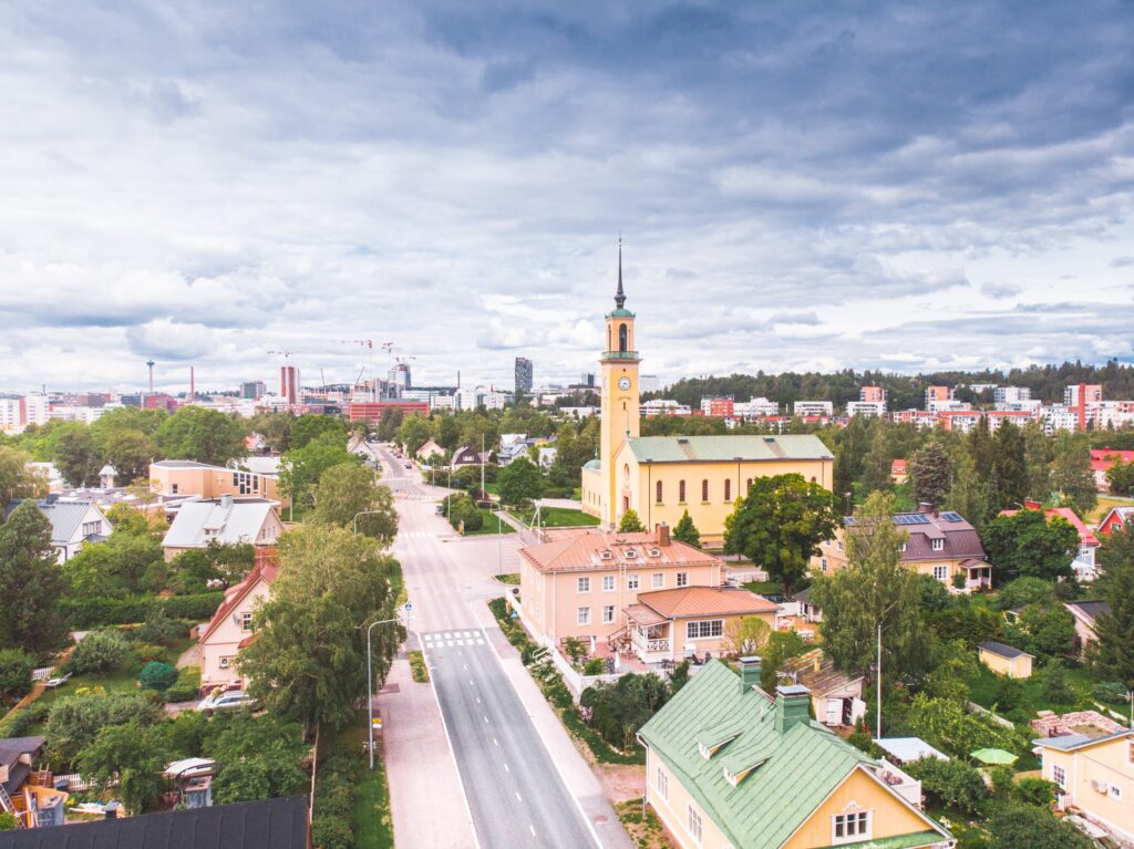 Viinikan kirkko ja tapuli kauniina syyspäivänä.